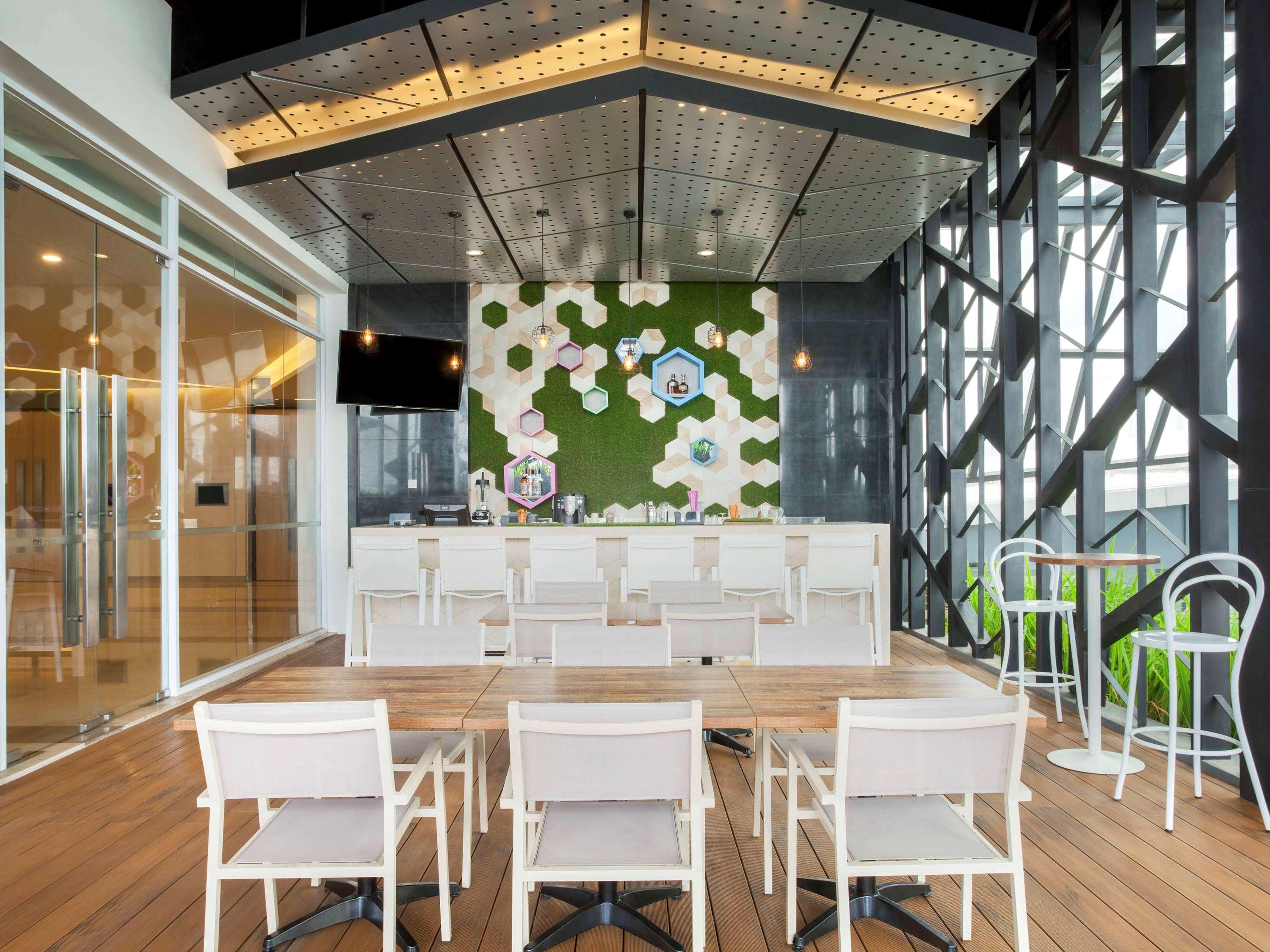 Ibis Styles Jakarta Sunter Екстер'єр фото
